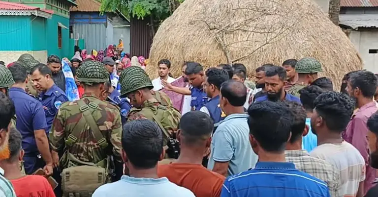 নিহতের স্বজনের ভিড়
